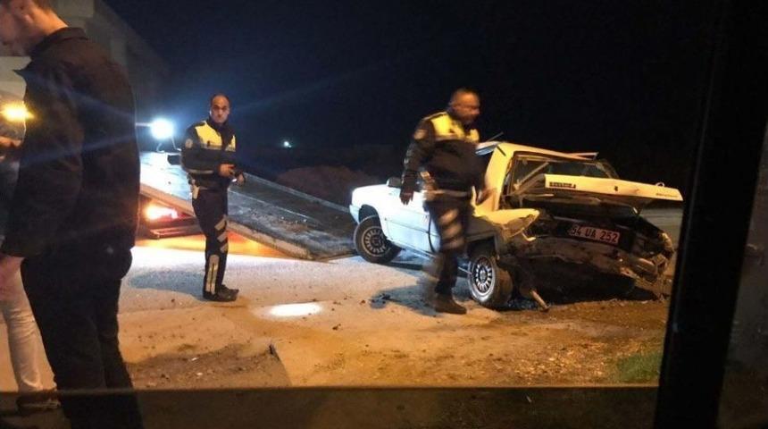 İlk &Ouml;nce K&ouml;peğe Sonra &Ouml;n&uuml;nde Seyir Eden Otomobile &Ccedil;arptı: 2 Yaralı