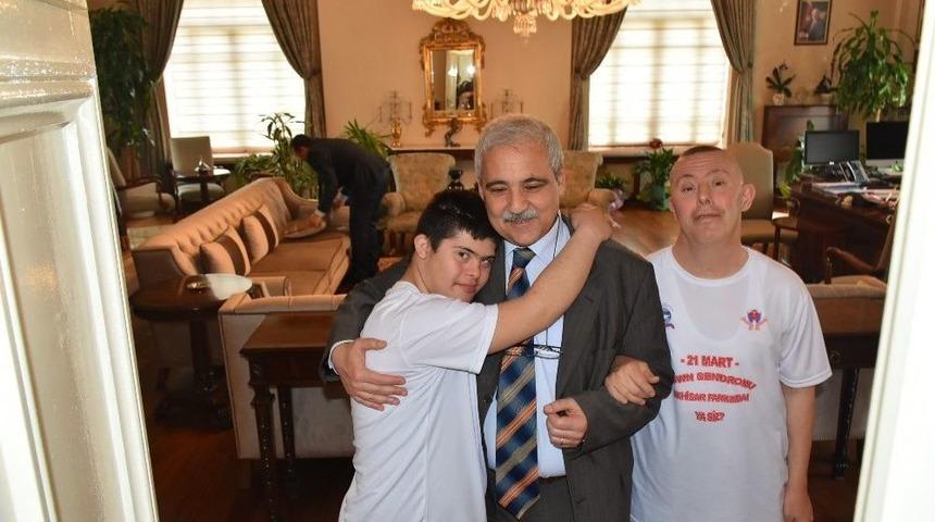 Vali G&uuml;ven&ccedil;er &Ouml;zel &Ccedil;ocukları Ağırladı