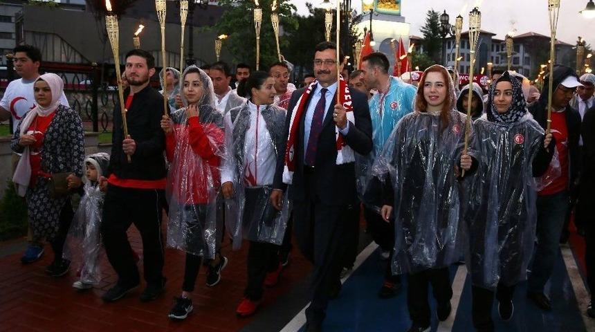 Başkan Ak, Gen&ccedil;lik Haftasında Milli Sporcularla Y&uuml;r&uuml;d&uuml;