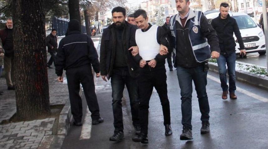 17 Yaşındaki Arkadaşını &Ouml;ld&uuml;ren Şahıs Ve Eşi Adliyeye Sevk Edildi