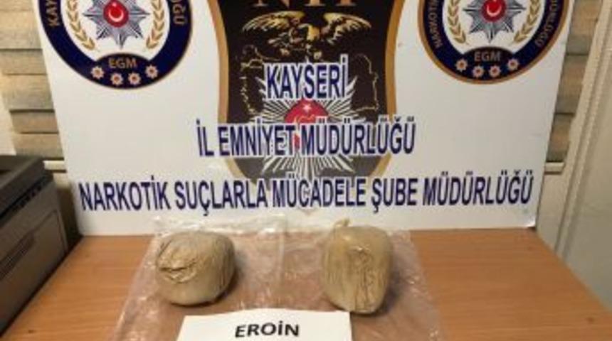 Kadın Yolcunun &Ccedil;antasından 3 Kilo Eroin &Ccedil;ıktı