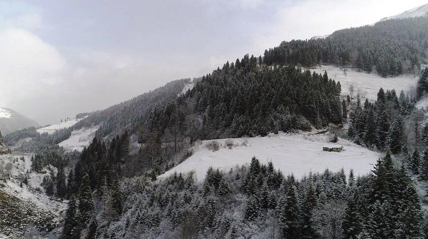 Zigana Geçidi’nde Kar Kalınlığı 15 Santimetreye Ulaştı