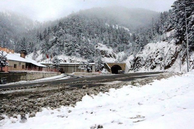 Zigana Geçidi’nde Kar Kalınlığı 15 Santimetreye Ulaştı