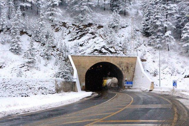 Zigana Geçidi’nde Kar Kalınlığı 15 Santimetreye Ulaştı