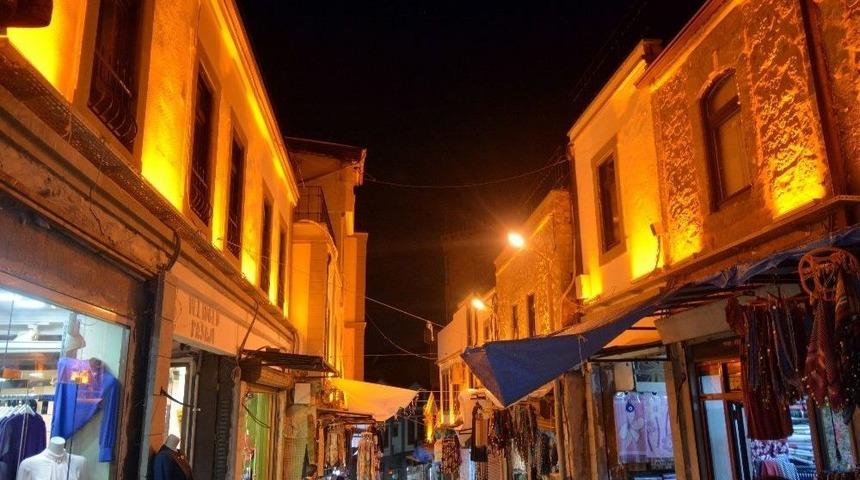 Kemeraltı Yenilenen Görüntüsüyle Dikkat Çekiyor