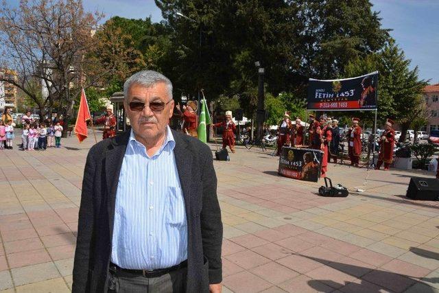 Mehter Takımı Eşliğinde Sürpriz Doğum Günü Kutlaması