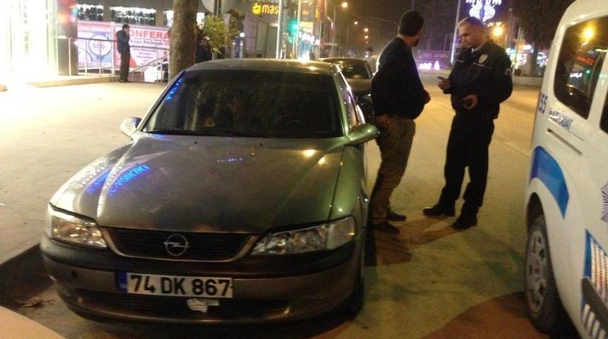 Ara&ccedil;ları İle Dilenmeye Geldiler, L&uuml;ks Bir Lokantanda Yemek Yerken Yakalandılar