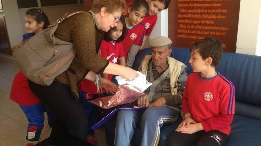 &Ouml;ğrencilerden Huzurevine Anlamlı Ziyaret