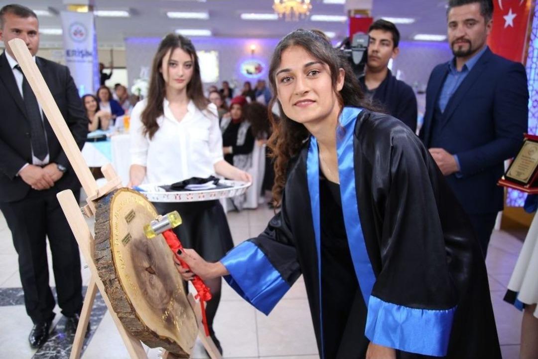 T&uuml;rkiye&rsquo;nin İlk Hemşire Yardımcıları Mezun Oldu