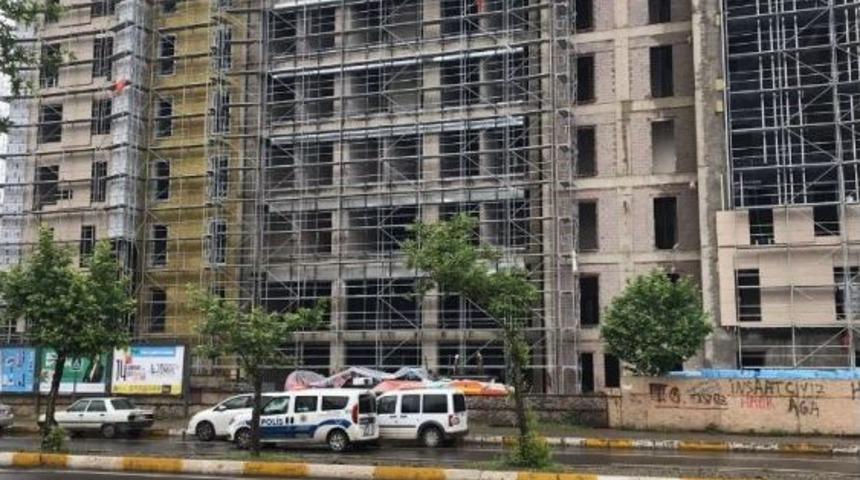 Diyarbakır&rsquo;da Bir İnşaatta İskelenin &Ccedil;&ouml;kmesi Sonucu Meydana Gelen Kazada İlk Belirlemelere G&ouml;re 5 İş&ccedil;i Yaralandı. Olay Yerine &Ccedil;ok Sayıda Ambulans Sevk Edildi.