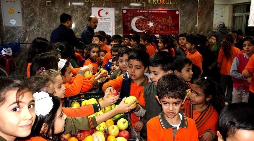 &Ouml;ğrencilere Meyve Yeme Alışkanlığı Kazandırılıyor
