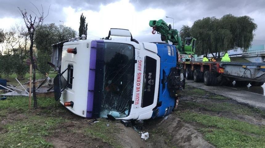 Virajı Alamayan Tır Devrildi: 1 Yaralı