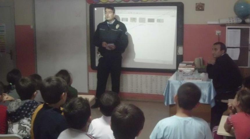 Polislerden İlkokul &Ouml;ğrencilerine Trafik Eğitimi