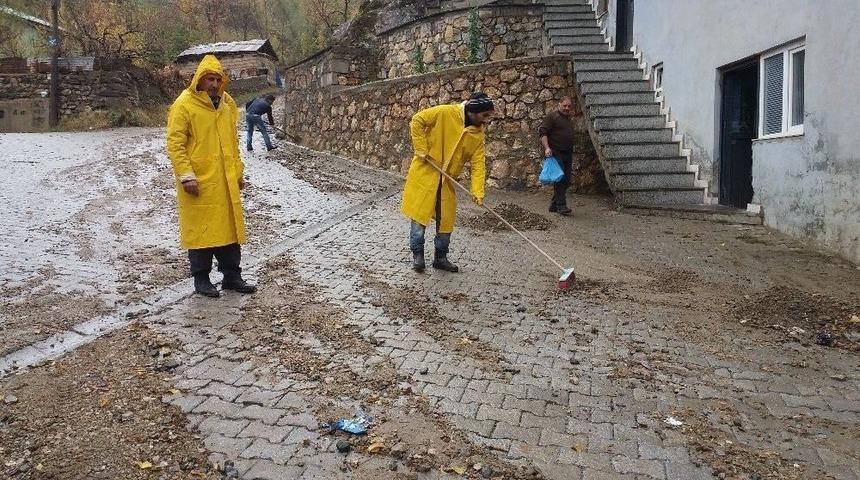 Şemdinli Belediyesinden Yol Temizliği