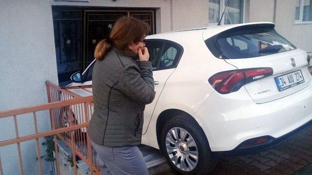Kağıthane’de Vitesi Geri Takmayı Unutan Kadın Sürücü Apartmana Daldı