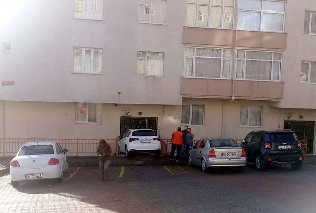 Kağıthane’de Vitesi Geri Takmayı Unutan Kadın Sürücü Apartmana Daldı