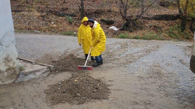 Şemdinli Belediyesinden Yol Temizliği