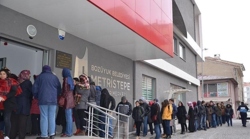 Boz&uuml;y&uuml;kl&uuml;ler İlker Ayrık&rsquo;ın &ldquo;acayip Tipler&rdquo; Adlı Oyunu İ&ccedil;in Uzun Kuyruklar Oluşturdu