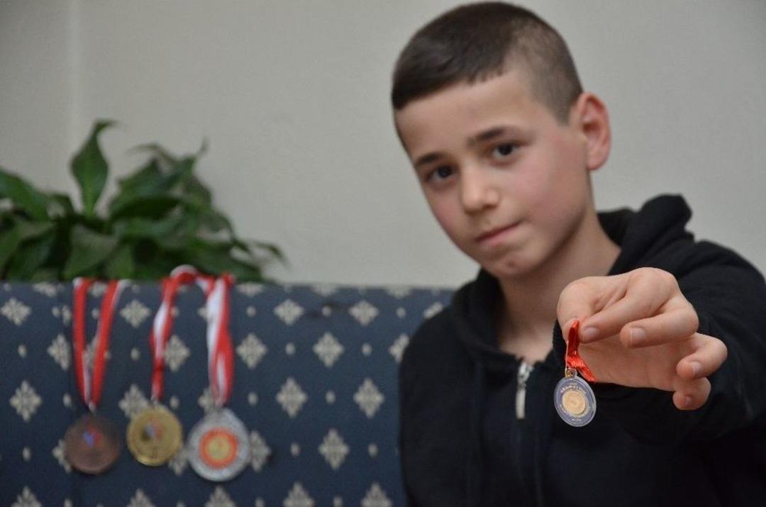 Birincilik &Ouml;d&uuml;l&uuml;n&uuml; Mehmet&ccedil;iklere Bağışlayacak