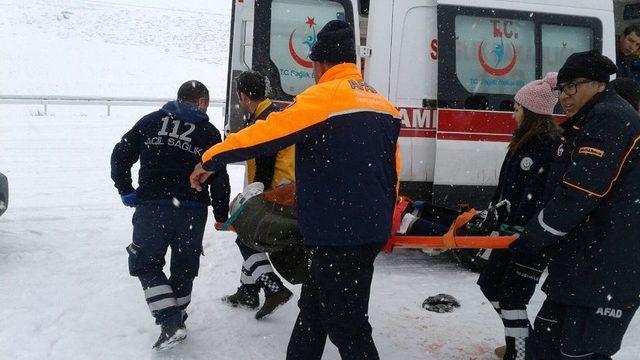 Karlı Yolda Kayan Özel Halk Otobüsü Yan Yattı: 18 Yaralı