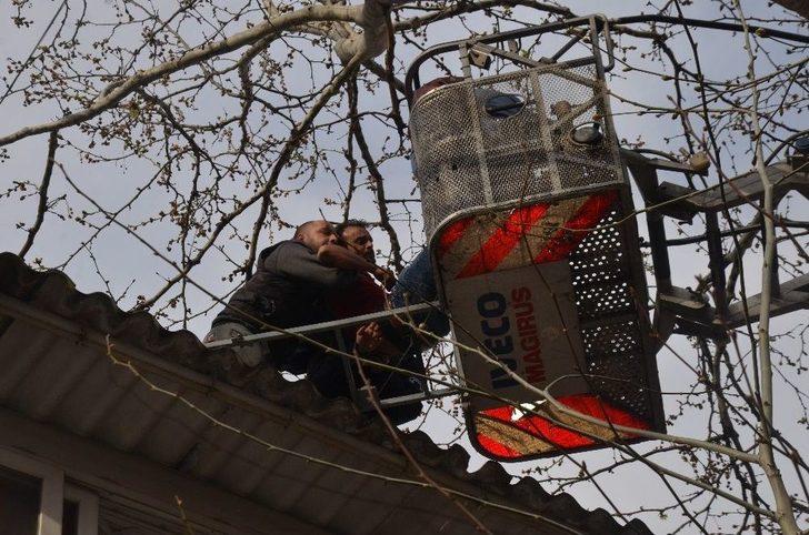 Mahalleli Sevmiyor Diye Çatıya Çıktı G1