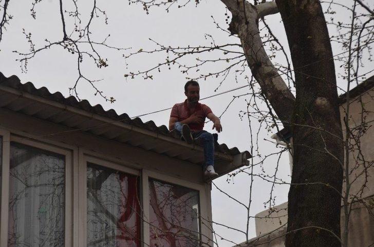 Mahalleli Sevmiyor Diye Çatıya Çıktı G3