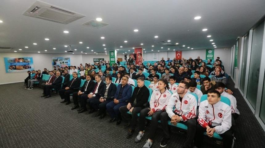 Gaziosmanpaşa Belediyesi&rsquo;nden Başarılı Olan Sporculara 100 Bin Tl Para &Ouml;d&uuml;l&uuml;