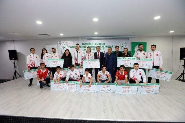 Gaziosmanpaşa Belediyesi’nden Başarılı Olan Sporculara 100 Bin Tl Para Ödülü