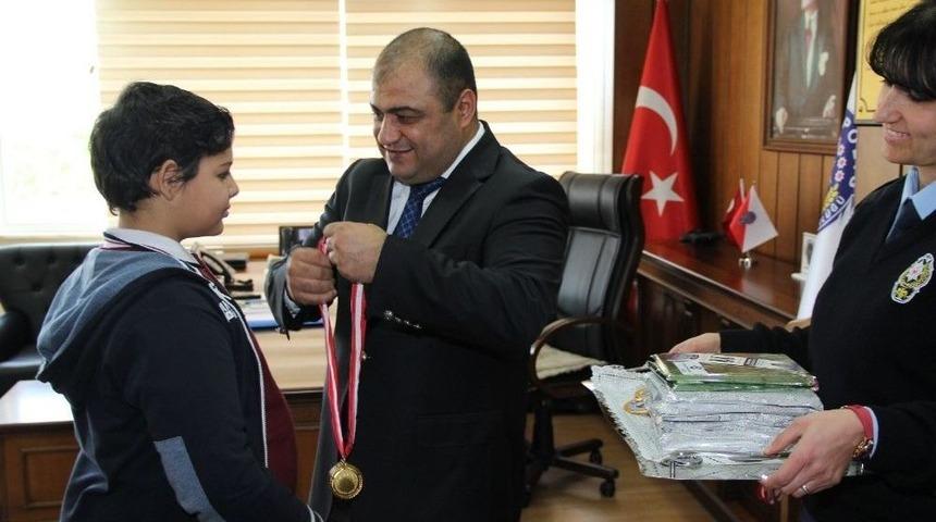 Emniyet Müdürü Çetinka’dan Başarılı Öğrencilere Madalya
