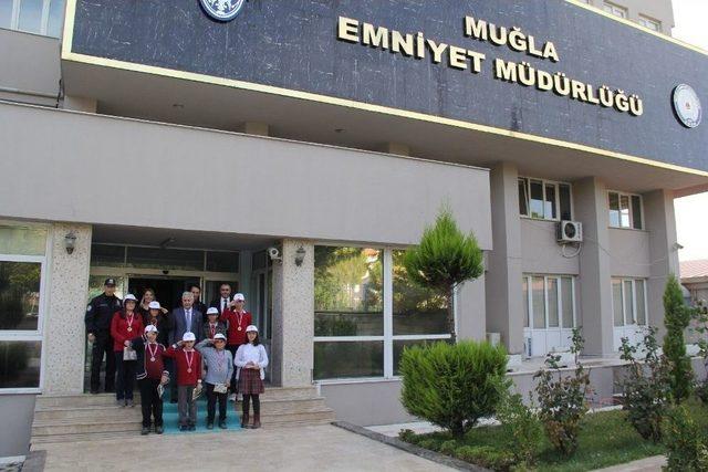 Emniyet Müdürü Çetinka’dan Başarılı Öğrencilere Madalya