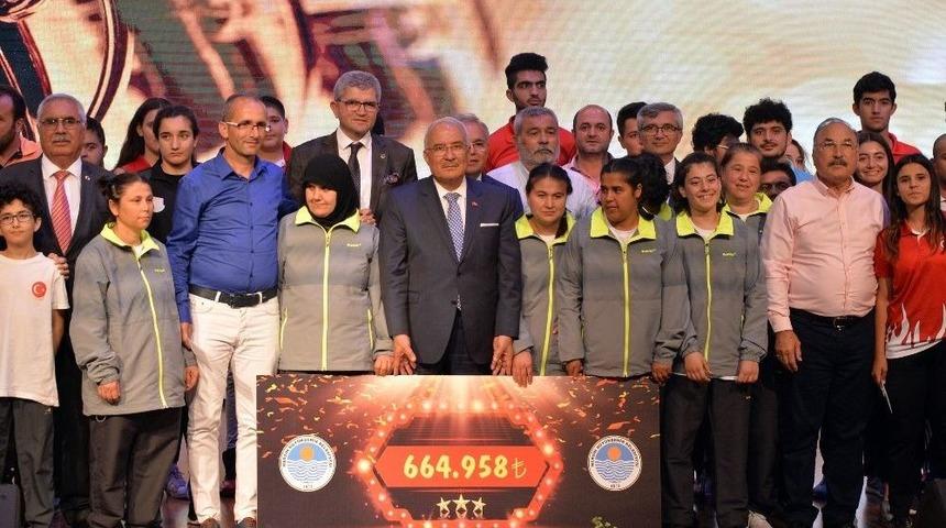 Başarılı Sporculara 664 Bin 950 Lira &Ouml;d&uuml;l