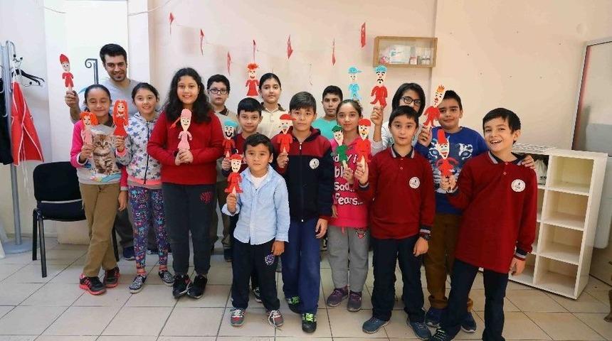 Bayraklı&rsquo;da &Ccedil;ocuklar Kukla Yapmayı &Ouml;ğreniyor
