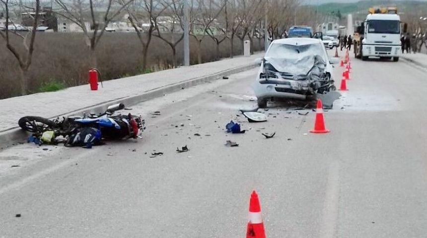 Otomobille Motosiklet &Ccedil;arpıştı: 2 &Ouml;l&uuml;, 1 Yaralı
