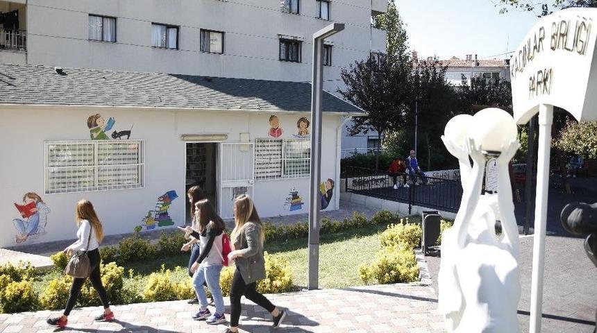 Konak&rsquo;ın Parkları Kitaplarla Donatılıyor