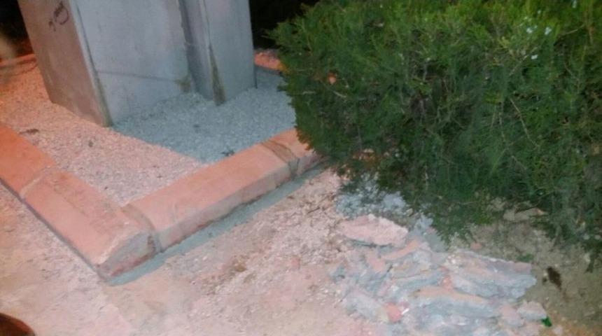 Atat&uuml;rk B&uuml;st&uuml;n&uuml;n Koruma Direklerinin &Ccedil;alındığı İhbarı Polisi Harekete Ge&ccedil;irdi