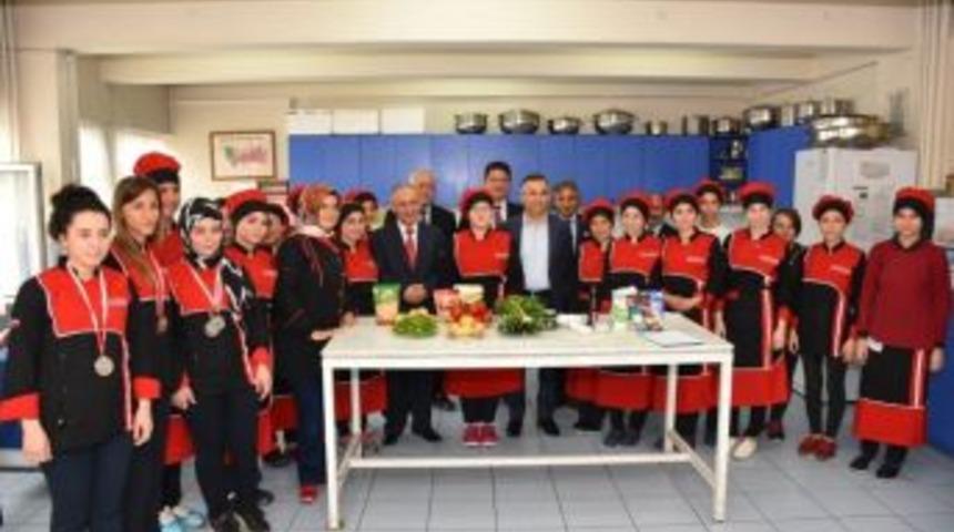 Vali &Ccedil;eber&rsquo;den Dereceye Giren &Ouml;ğrencilere Ziyaret