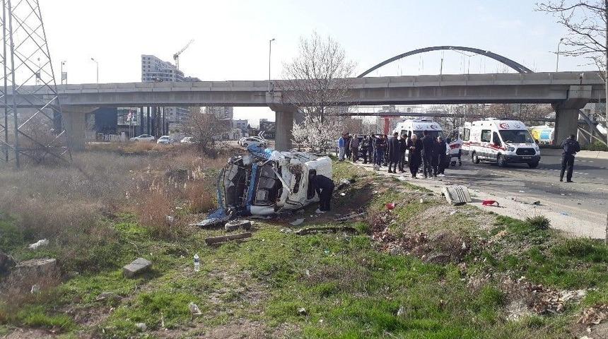 Başkent&rsquo;te Hafriyat Kamyonu İle Minib&uuml;s &Ccedil;arpıştı: 17 Yaralı