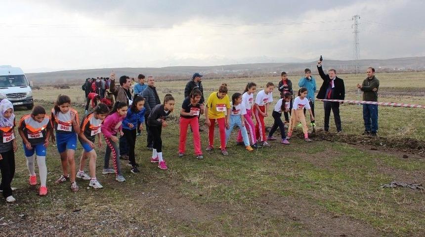 Ağrı&rsquo;da Okullar Arası Kros Yarışması Yapıldı
