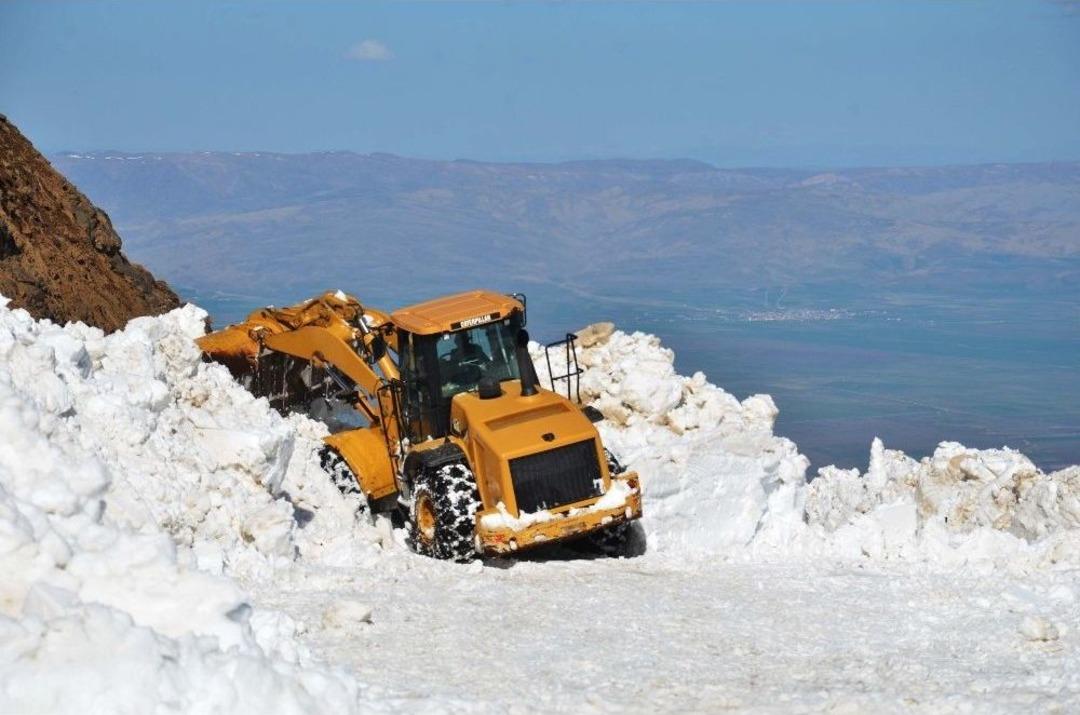 Karlı Dağlar İş Makineleriyle Aşılıyor