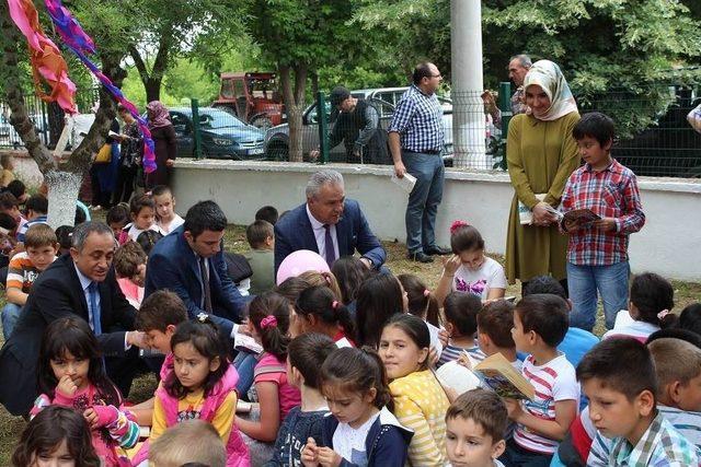 Kaymakam Minik Öğrencilerle Birlikte Kitap Okudu