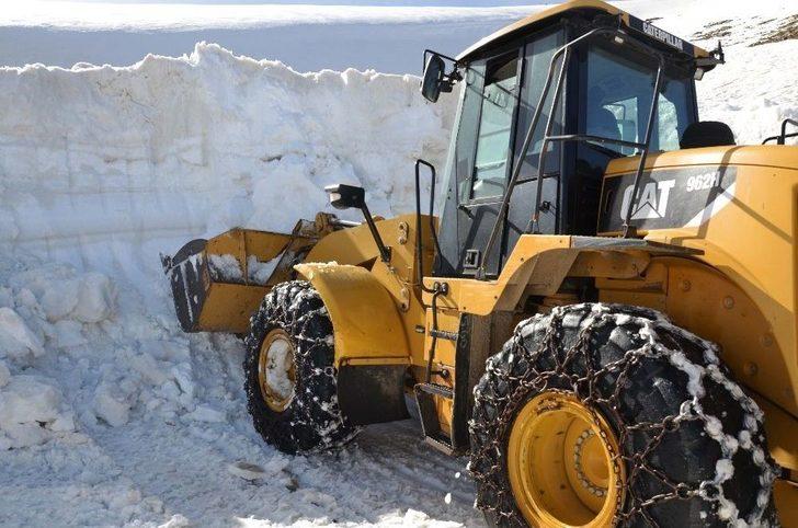 Karlı Dağlar İş Makineleriyle Aşılıyor G1