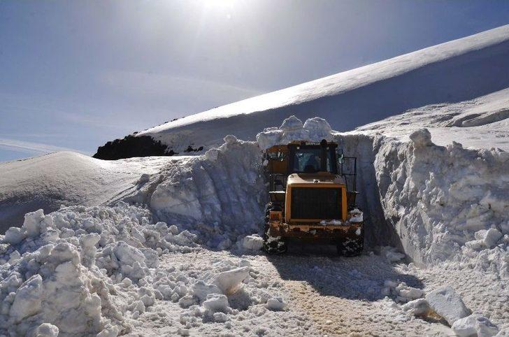 Karlı Dağlar İş Makineleriyle Aşılıyor G2