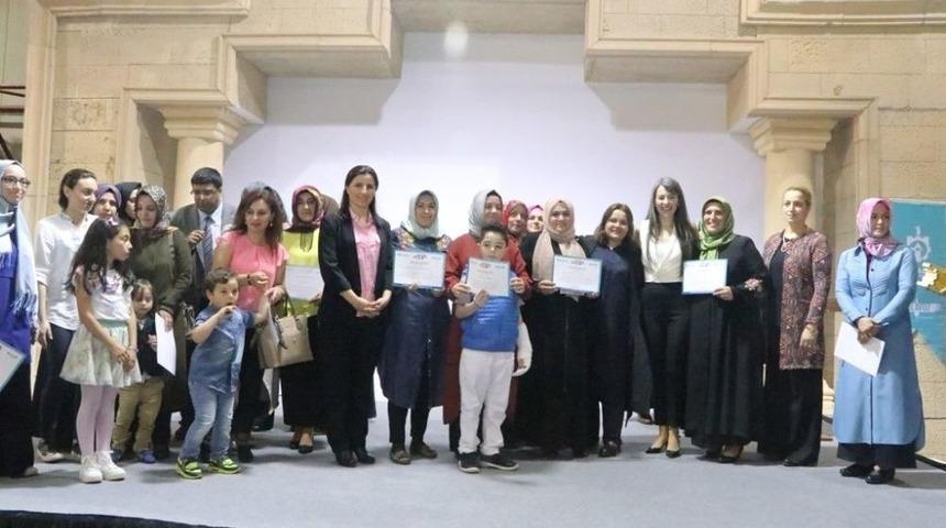 Anne Okulu Mezunlarını Verdi