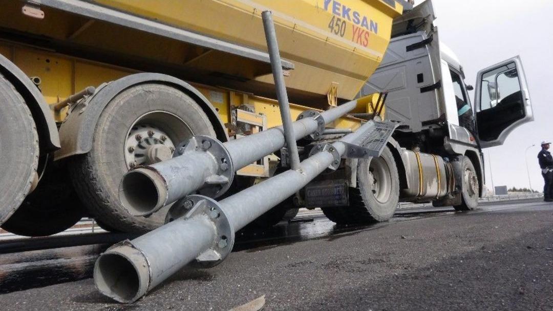 Damperi A&ccedil;ılan Kamyon Mobese Direğini Yıktı
