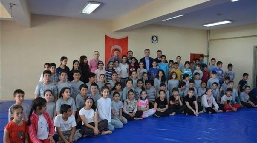 Edremit&rsquo;te 3 Bin 695 &Ouml;ğrenci Sporla Geleceğe Koşuyor