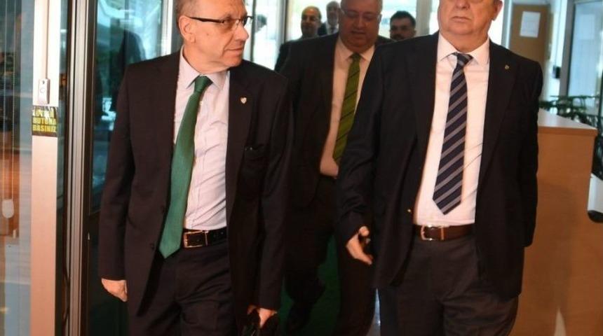 Lemi Keskin Listesini Divana Sundu