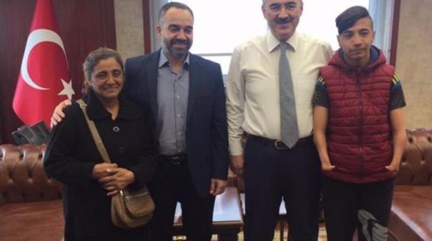 Doğuştan Elleri Olmayan Gence Yardım &rsquo;eli&rsquo;