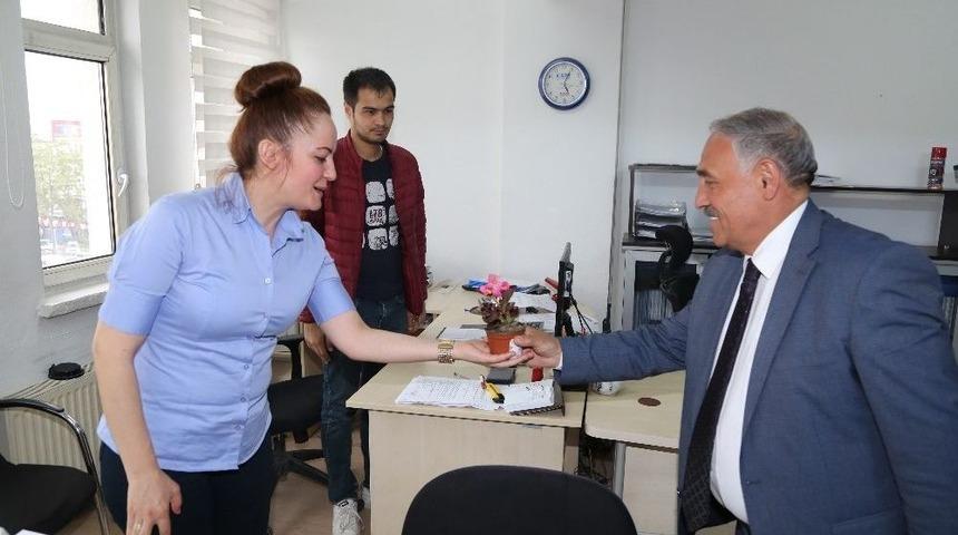 Niğde Belediyesinden Anneler G&uuml;n&uuml; İ&ccedil;in Binlerce &Ccedil;i&ccedil;ek Dağıttı