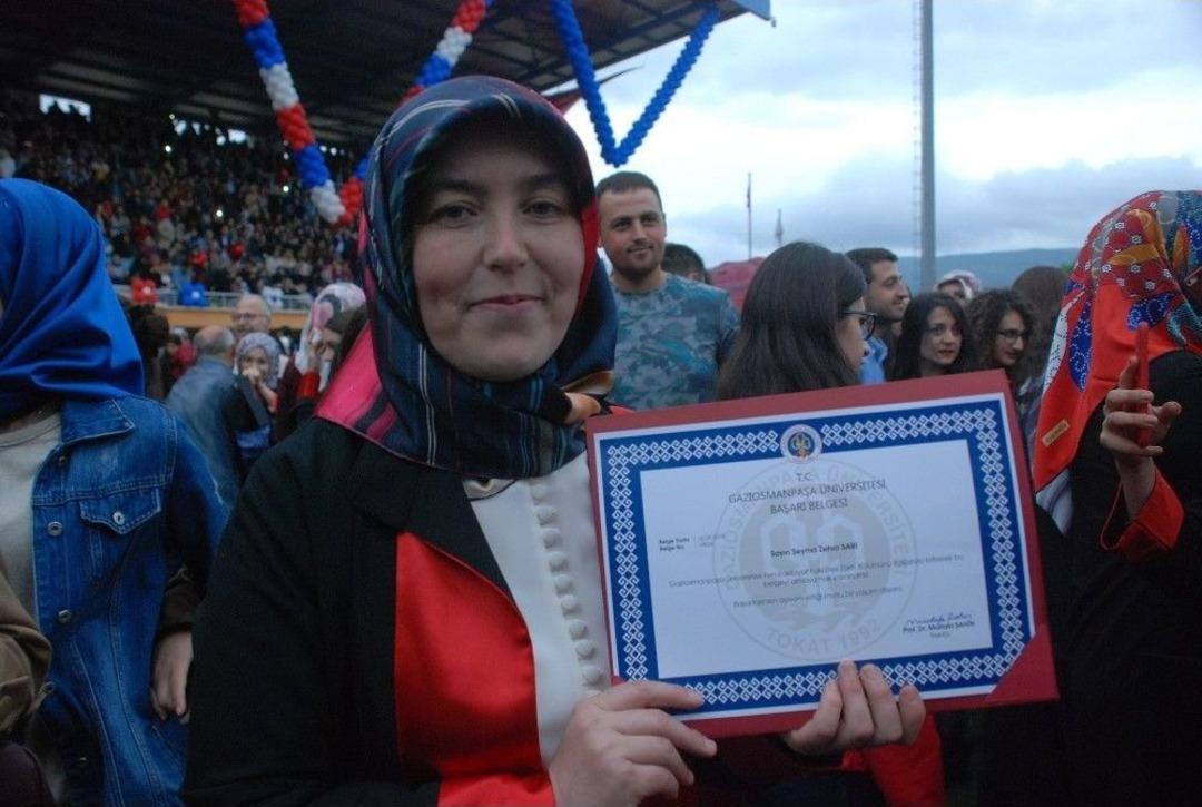 Ortaokul Ve Liseyi Dışarıdan Bitiren Anne, Kızı İle Başladığı &Uuml;niversiteyi Birincilikle Bitirdi