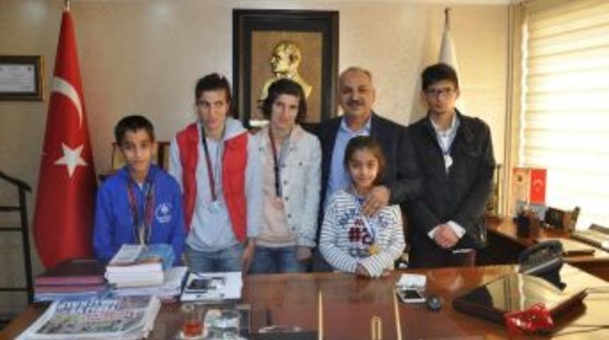 Şampiyon &Ouml;zel Sporcular Başarılarını Başkan Din&ccedil;er&rsquo;le Paylaştı